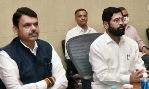 एकनाथ शिंदे गटातील 40 आमदार भाजपमध्ये घेण्याचा देवेंद्रजींचा ट्रॅप सध्या सुरू आहे. शिंदे गट भाजप संपवत आहे हे एकनाथ भाऊंना कळत नाही.