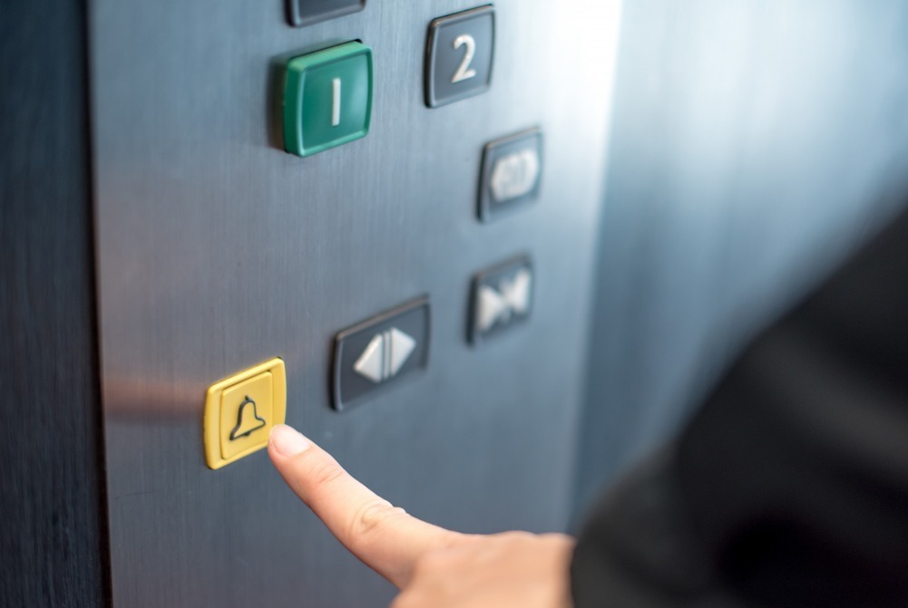 Thane Lift Stuck Case : ठाणे जिल्हाधिकारी कार्यालयाची लिफ्ट मध्येच बंद, पुढे घडलं धक्कादायक