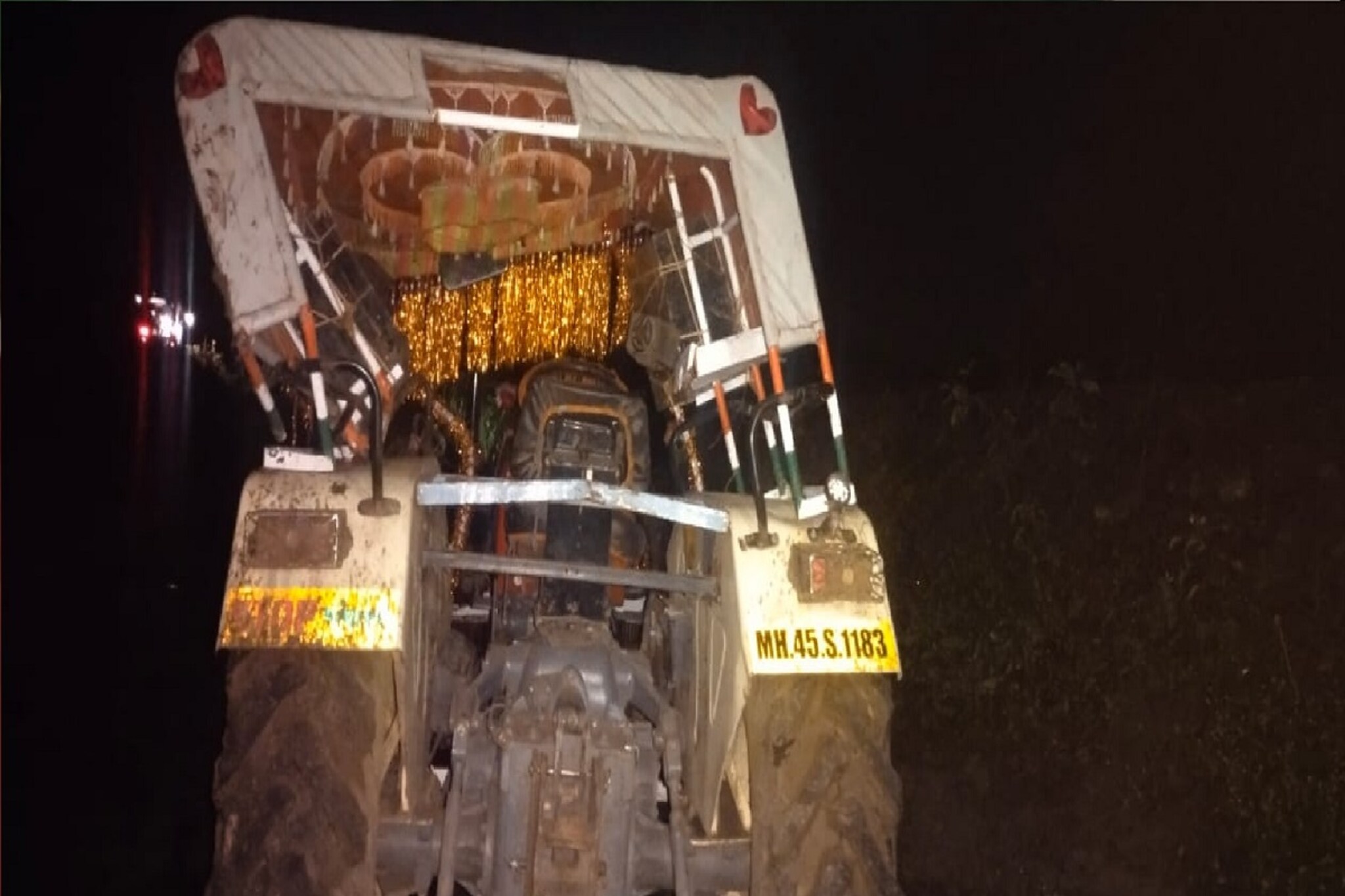 ट्रॅक्टर उजनी कालव्यात कोसळलं, 3 ऊसतोड महिलांसह 2 मुलांचा मृत्यू