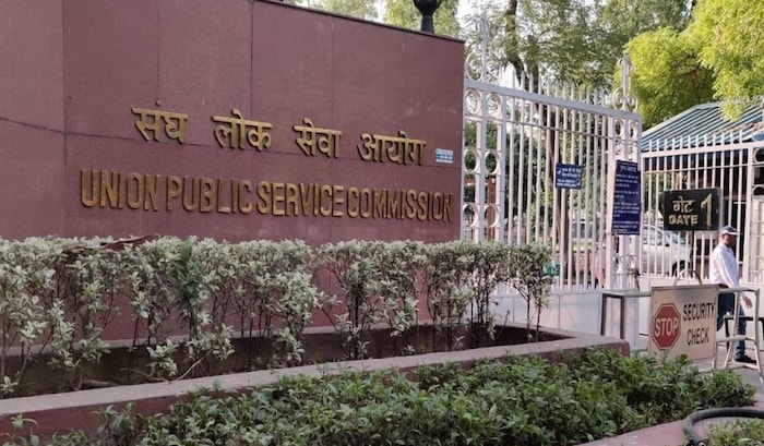 UPSC 2022 चा निकाल जाहीर झाला असून पहिल्या चार क्रमांकात मुलींनी बाजी मारली आहे. दरम्यान UPSC संदर्भातील माहितीपूर्ण गोष्टी तुमच्यापर्यंत पोहोचवणार आहे.
