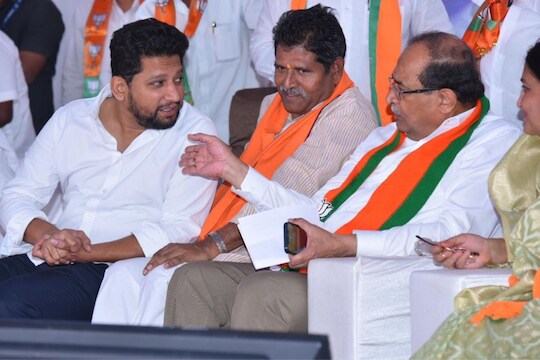 'समृद्धी'च्या लोकार्पणात मतभेदांचे ब्रेक! भर कार्यक्रमात भाजप-शिंदे गटात काय झालं?