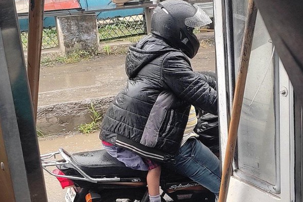 बाबाचं प्रेम! पावसापासून मुलाला असं वाचवलं, व्हायरल फोटो पाहून व्हाल भावुक