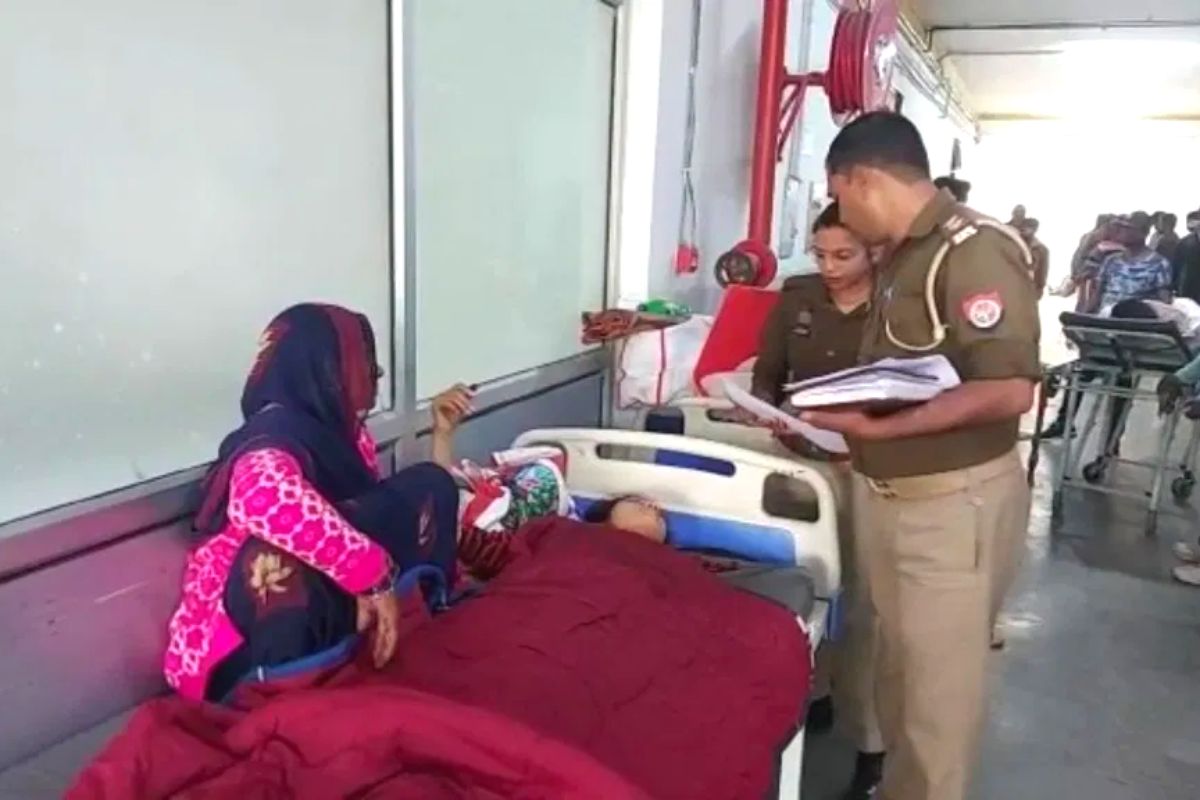 तरुणीचे स्टेटमेंट घेताना पोलीस