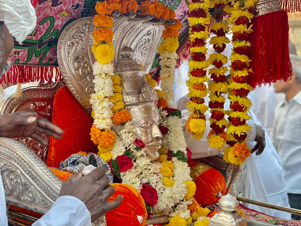 सोलापूरचं ग्रामदैवत असलेल्या सिद्धरामेश्वर यात्रेला मोठ्या उत्साहात सुरूवात झाली आहे. या यात्रेला 900 वर्षांहून अधिक परंपरा आहे. यात्रेच्या पहिल्या दिवशी पारंपरिक पद्धतीनं मिरवणूक काढण्यात आली. 