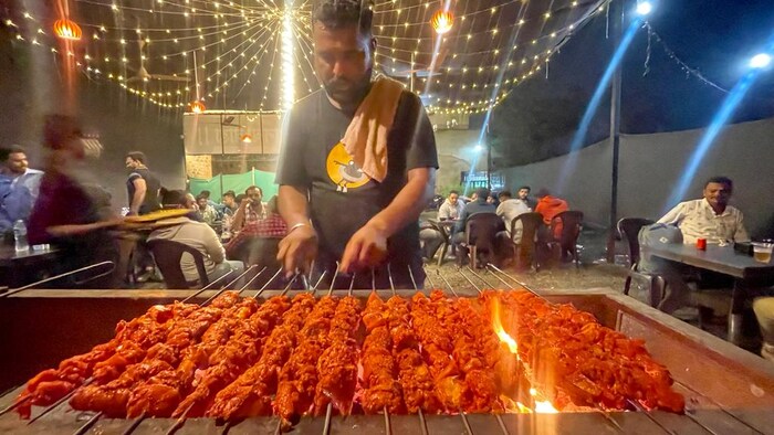 त्यानंतर गॅसवर एका पातेल्यात लोणी टाकून हे कोळशाच्या आरावरून भाजून काढलेले पीस आणि लोणी एकजीव करून घ्यावे.