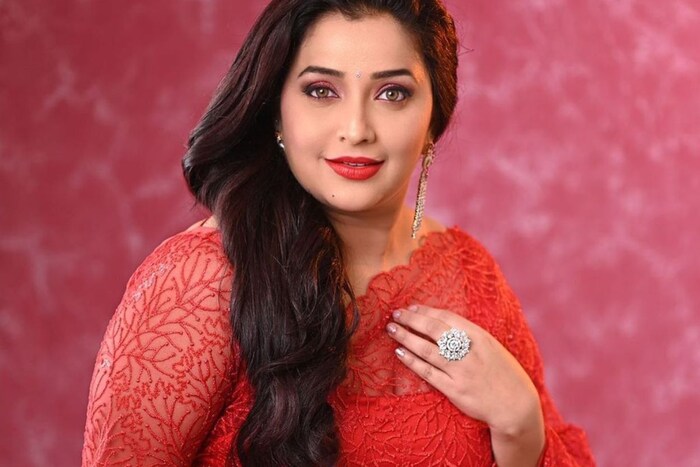 अपूर्वा नेमळेकर बिग बॉस मराठीमुळे प्रचंड चर्चेत आली होती. शो संपल्यानंतरसुद्धा अभिनेत्री अजूनही चर्चेत आहे. 