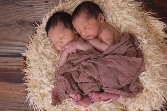 जुळी मुलं 