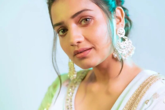 मराठी चित्रपटसृष्टीतील सध्याची आघाडीची अभिनेत्री म्हणजे हृता दुर्गुळे. 