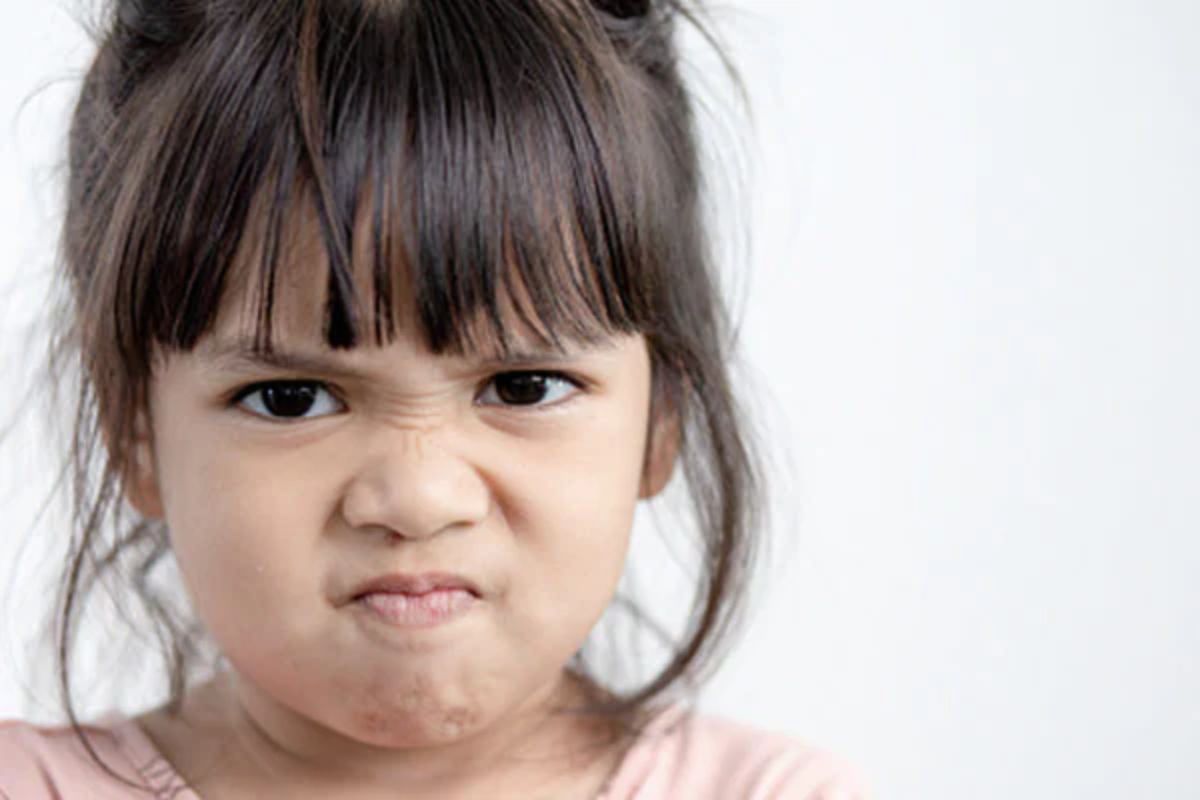 मुलांचं संगोपन करताना 'या' चुका टाळा