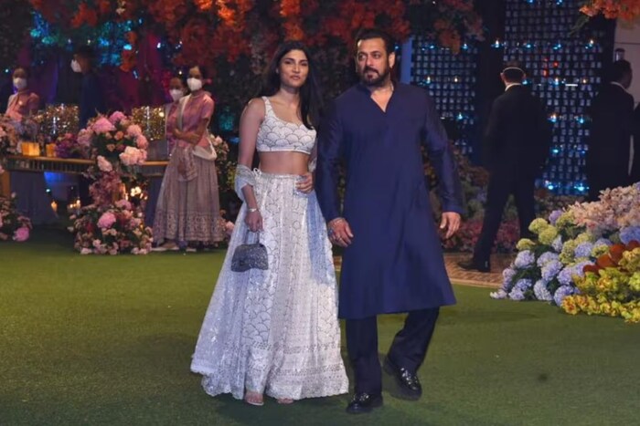 बॉलीवूड सुपरस्टार सलमान खानने अनंत आणि राधिका मर्चंटच्या एंगेजमेंटला हजेरी लावली होती. यादरम्यान तो पारंपारिक पोशाखात खूपच छान दिसत होता. सलमानसोबत त्याची भाची अलीजेह अग्निहोत्रीही उपस्थित होती.