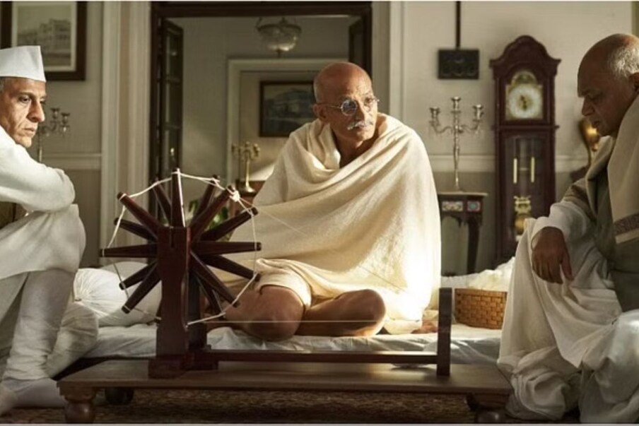  दोन विचारधारा रुपेरी पडद्यावर आणणाऱ्या या चित्रपटाचे कलेक्शन दिवसेंदिवस घसरताना दिसत आहे. रविवारी या चित्रपटाने अवघ्या 16 लाखांचा व्यवसाय केला.