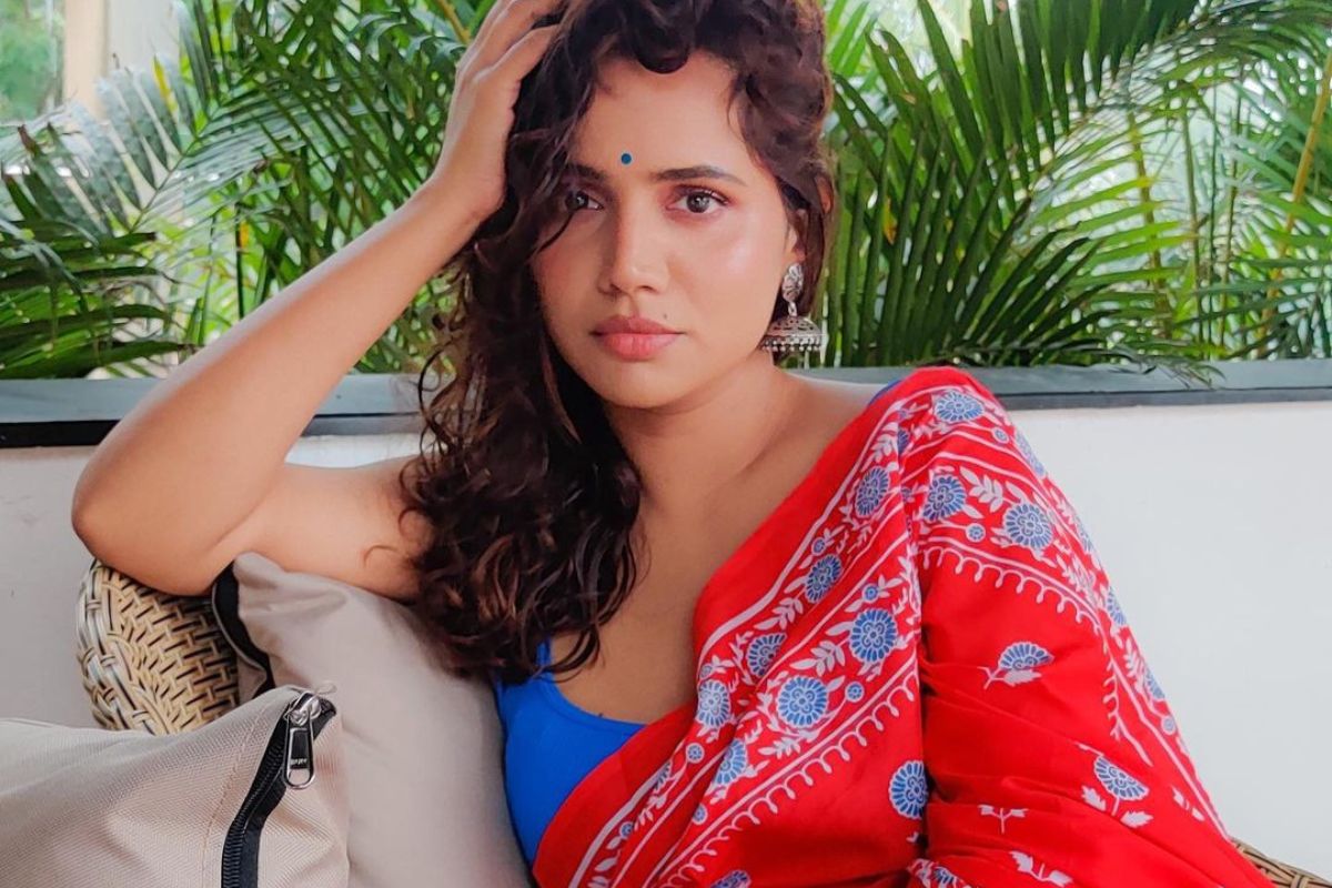 अभिनेत्री आणि आता यूट्यूबर म्हणून आपली नवी ओळख बनवणारी सगळ्यांची लाडकी युट्युबर म्हणजे उर्मिला निंबाळकर. आपल्या सहज सुंदर बोलण्याच्या आणि सांगण्याच्या शैलीनं उर्मिलानं सगळ्यांची मनं जिंकली.
