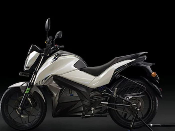 Tork motors: टॉर्क मोटर्स ऑटो एक्सपोमध्ये एक नवीन इलेक्ट्रिक मोटरसायकल प्रदर्शित करेल. ब्रँड विकत असलेल्या क्रॅटोस मोटरसायकलची ही नवीन आवृत्ती असेल. टॉर्क सध्या क्रॅटोस इलेक्ट्रिक मोटरसायकलचे दोन प्रकार विकते. यामध्ये स्टँडर्ड आणि आर मॉडेल्सचा समावेश आहे. (टॉर्क)