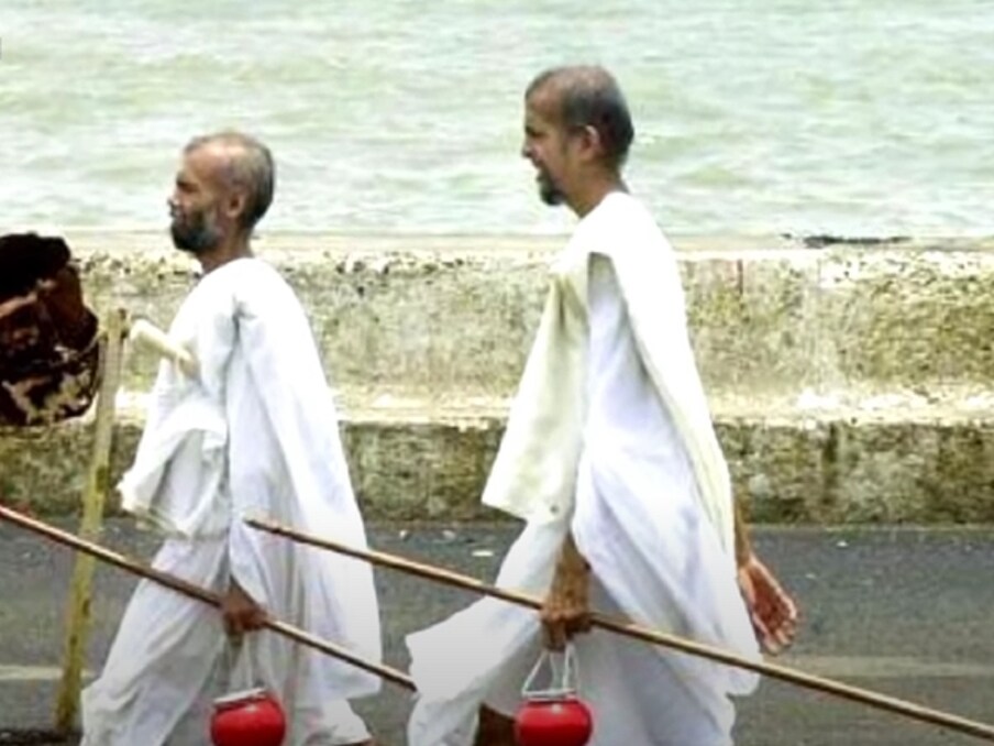 ही गोष्ट तुम्हाला आश्चर्यचकित करेल. पण, सत्य गोष्ट म्हणजे जैन भिक्षू आणि भिक्षुणी दीक्षा घेतल्यानंतर कधीही स्नान करत नाहीत. आंघोळ केल्यास सूक्ष्म जीवांचा जीव धोक्यात येईल असे मानले जाते. या कारणास्तव, ते आंघोळ करत नाहीत आणि नेहमी तोंडावर कापड ठेवतात जेणेकरून कोणतेही सूक्ष्म जीव तोंडातून शरीरात प्रवेश करू शकत नाहीत. (जैन समाजाच्या सौजन्याने)