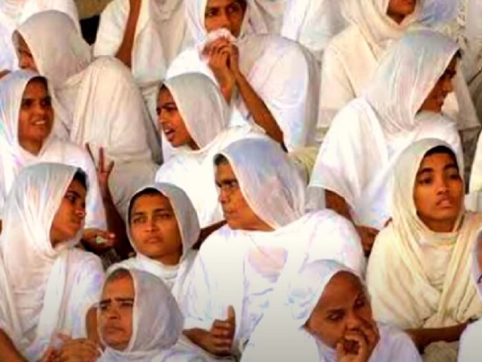 जैन साधू सर्व प्रकारच्या भौतिक साधनांचा त्याग करतात आणि अतिशय साधे जीवन जगतात. परदेशात राहणारे जैन साधू आणि साध्वीही अशा प्रकारे खडतर जीवन जगतात. त्यांना जैन समाजाकडून निवारा आणि अन्न पुरवले जाते किंवा ते जैन धर्माशी संबंधित मंदिरांशी संलग्न असलेल्या मठांमध्ये राहतात. (जैन समाजाच्या सौजन्याने)