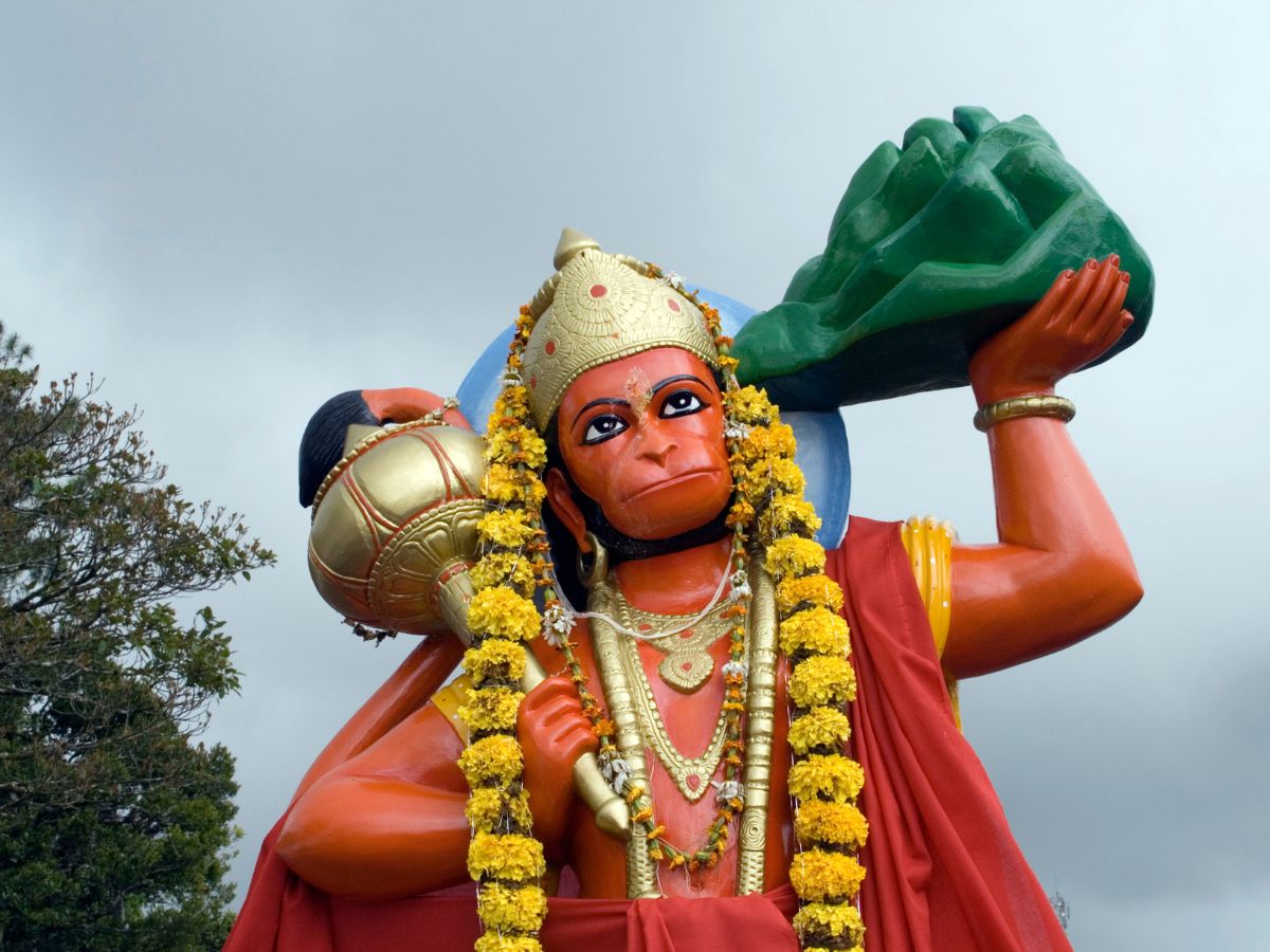 अशी अनेक नावे हिंदू धर्मग्रंथांमध्ये दिली आहेत, जी प्रसिद्ध इंग्रजी नावांनाही मागे टाकतात. आधुनिक नावंही त्यांच्यासमोर अर्थहीन वाटतात. अशी काही नावं हनुमान चालिसेत दिली आहेत. हे ऐकून तुम्हाला आश्चर्य वाटेल, पण खरंच असं आहे.
