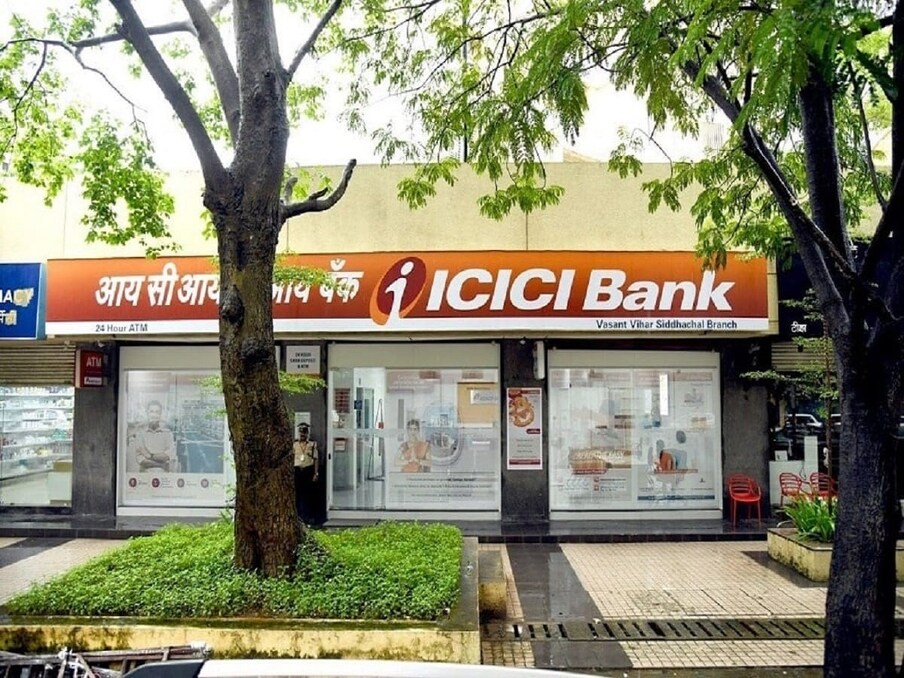 ICICI- १५ महिने ते 5 वर्षांच्या FD साठी ही बँक 7 टक्के व्याज देत आहे. वरिष्ठ नागरिकांसाठी 7 टक्क्यांहून अधिक व्याजदर देत आहे. 