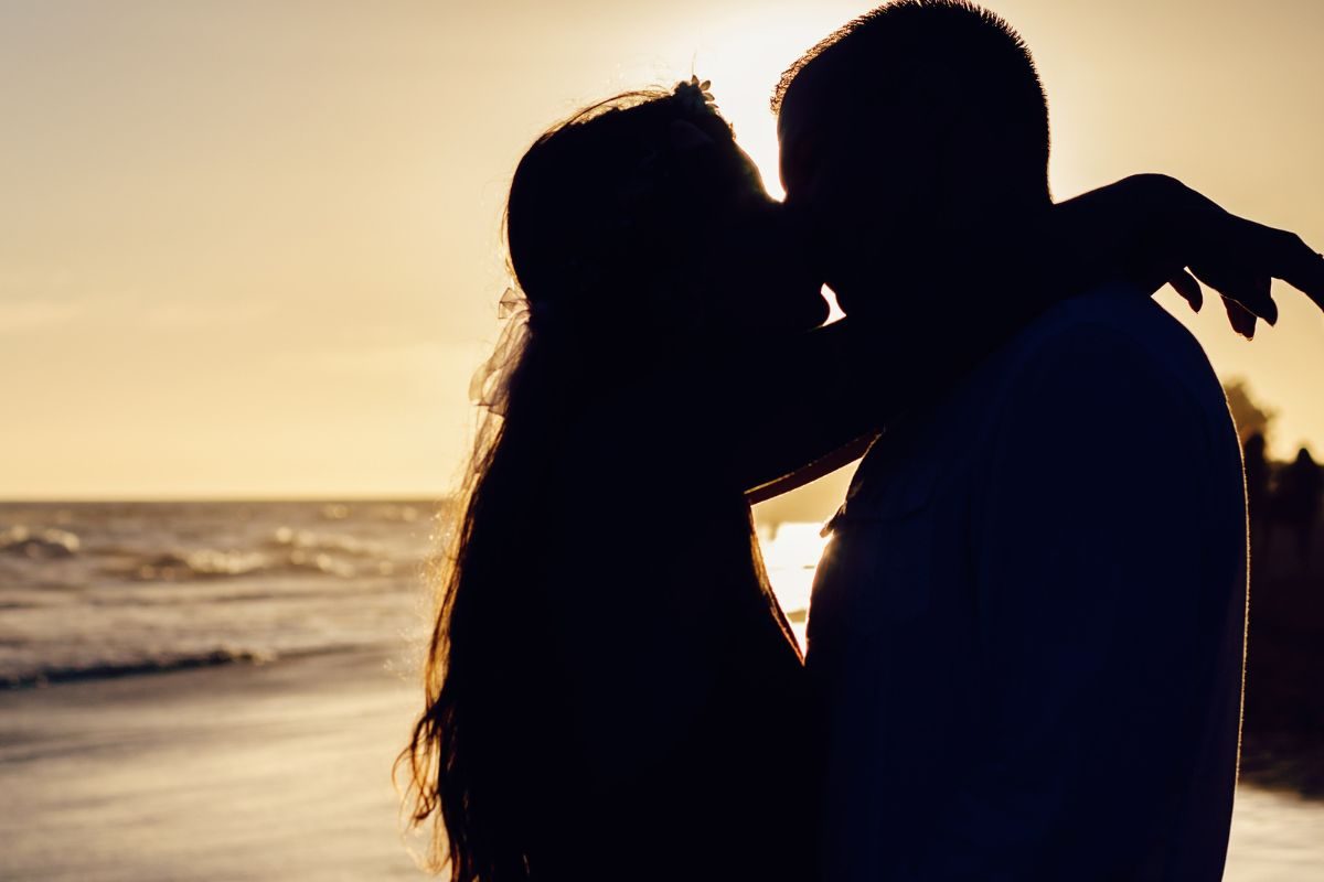 Kiss चे अनेक किस्से; हे 8 फायदे वाचले तर नवा संकल्पच कराल!