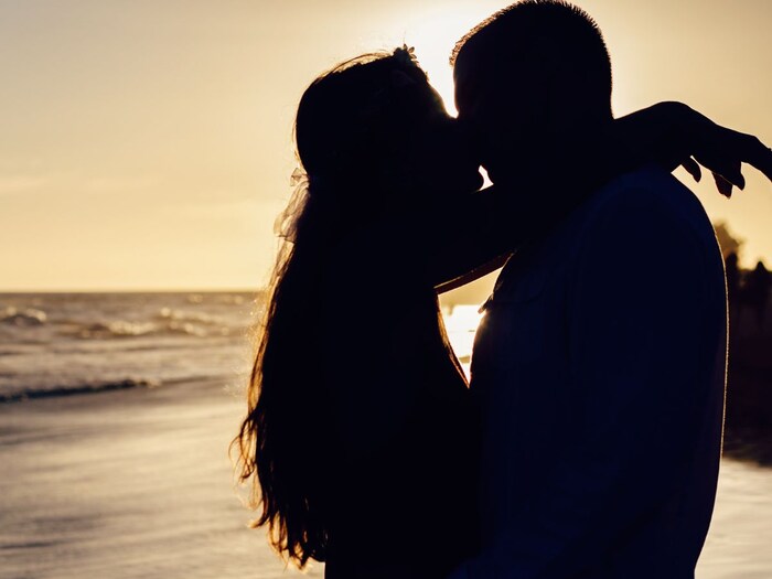 उघडपणे प्रेमाचे प्रदर्शन म्हणजे PDA (पब्लिक डिस्प्ले ऑफ अफेक्शन) हा आजच्या काळात चर्चेचा विषय बनला आहे. अनेक देशात अशा कृत्यांवर निर्बंध आहेत. तुम्ही खुलेआम चुंबन घेतल्यास तुरुंगात टाकले जाऊ शकते. आज आम्ही तुम्हाला अशा 9 देशांमधील काही ठिकाणांबद्दल सांगणार आहोत. (प्रातिनिधिक छायाचित्र: कॅनव्हा)