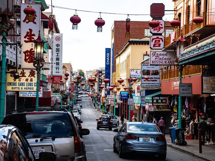 तंत्रज्ञानाच्या बाबतीत चीन हा सर्वात विकसित देश मानला जातो. परंतु, येथील पद्धती आणि परंपरा जुन्याच आहेत. अशा परिस्थितीत खुलेआम चुंबन घेणे हा गुन्हा मानला जातो. (प्रातिनिधिक छायाचित्र: कॅनव्हा)