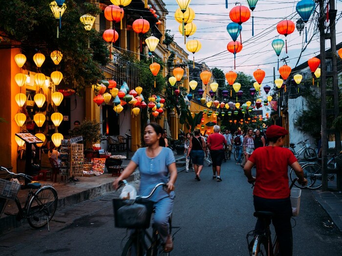 आजच्या काळात व्हिएतनाम हे एक प्रसिद्ध पर्यटन स्थळ बनत आहे. भारतातून अनेक लोक इथे फिरायला जाताना दिसतील. पण तुम्हाला माहिती आहे का की हे पर्यटन स्थळ असूनही येथे सार्वजनिकपणे प्रेमाचे प्रदर्शन करणे हा गुन्हा मानला जातो. ग्रामीण व्हिएतनाममध्ये, हनोई आणि सायगॉन सारख्या शहरांमध्ये सार्वजनिकपणे चुंबन घेतल्यास शिक्षा होऊ शकते. (प्रातिनिधिक छायाचित्र: कॅनव्हा)