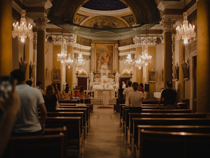 कॅथोलिक मासमध्ये, चर्चमध्ये जाणाऱ्यांना साइन ऑफ पीस देण्यास सांगितले जाते. प्राचीन काळापासून, या चिन्हाचा अर्थ कुटुंबांमधील हस्तांदोलन किंवा चुंबन आहे. पण आता काळाच्या ओघात लोकांनी फक्त हस्तांदोलन करावे, चुंबन घेऊ नये यावर व्हॅटिकनकडून भर दिला जात आहे. (प्रातिनिधिक छायाचित्र: कॅनव्हा)