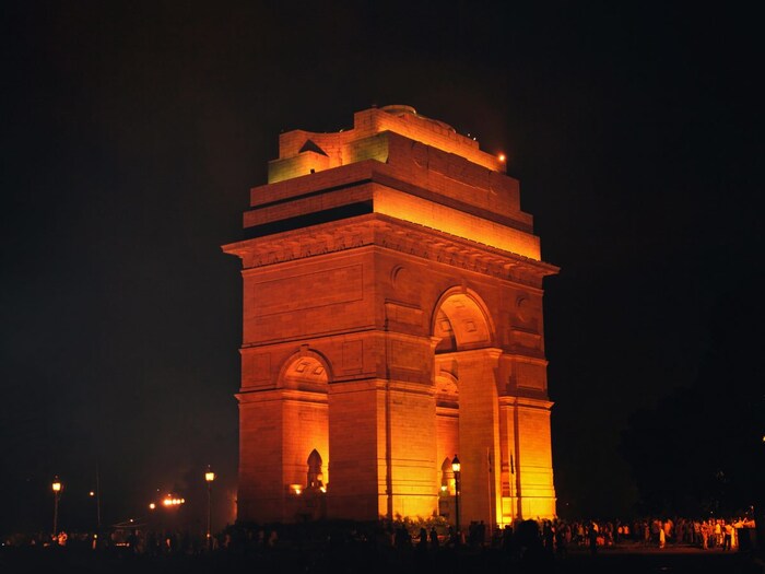 भारताबद्दल तुम्हाला माहीत असेलच. भारतीय दंड संहितेच्या कलम 294 नुसार, जो कोणी सार्वजनिक ठिकाणी चुंबन घेतो किंवा कोणतेही चुकीचे कृत्य करतो, त्याला तीन महिने तुरुंगवास किंवा दंड भरावा लागतो. (प्रातिनिधिक छायाचित्र: कॅनव्हा)