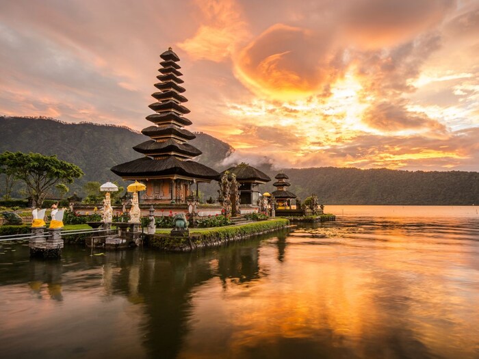 इंडोनेशियामध्ये बालीसह अनेक ठिकाणे आहेत जिथे लोक हनिमूनसाठी येतात. पण जर तुम्ही सूर्यास्ताच्या वेळी समुद्रकिनाऱ्यावर उपस्थित असाल तर चुकूनही तुमच्या जोडीदाराचे चुंबन घेऊ नका. कारण येथे तो गुन्हा मानला जातो. (प्रातिनिधिक छायाचित्र: कॅनव्हा)