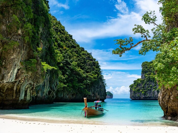 आता नाईट लाइफ खूप प्रसिद्ध असलेल्या देशाबद्दल बोलूया. थायलंडमध्ये नाइट लाइफ खूप प्रसिद्ध आहे. बँकॉक सारख्या भागात खुलेआम हात पकडणे किंवा चुंबन घेणे सामान्य झाले आहे. मात्र, आजही असे अनेक भाग आहेत जिथे चुंबन घेणे गुन्हा आहे. असं दिसल्यास प्रशासनाकडून कठोर कारवाई केली जाऊ शकते. (प्रातिनिधिक छायाचित्र: कॅनव्हा)