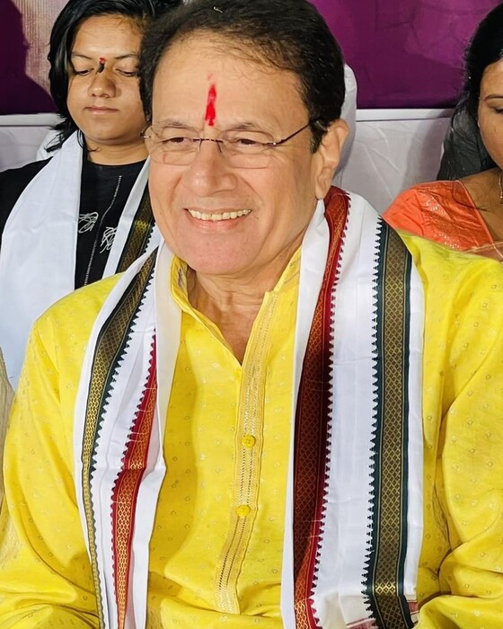  त्यावेळी सेटवरील उपस्थित टीमने त्यांना अरुण गोविल यांच्याकडे पाठवलं. अरुण दिसताच त्या महिलेने आपल्या मुलाला त्यांच्या पायावर ठेवलं आणि म्हटलं माझ्या मुलाला वाचावा तो खूप आजारी आहे.