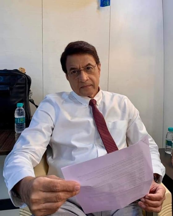  हा सर्व प्रकार पाहून अरुण घाबरुन गेले. त्यांनी त्या महिलेला धीर देत म्हटलं मी काही नाही करु शकत याला चांगल्या डॉक्टरजवळ घेऊन जावा. आणि त्यांनी आपल्याजवळील काही पैसे महिलेला दिले. त्या वेळेपुरता ती महिला निघून गेली. 