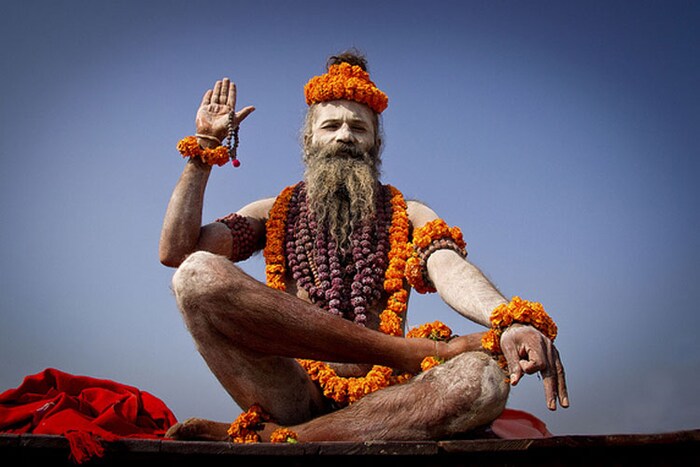 नागा साधू झोपण्यासाठी पलंग, खाट किंवा इतर कोणतेही साधन वापरू शकत नाहीत. नागा साधूंनाही कृत्रिम पलंगावर किंवा पलंगावर झोपण्यास मनाई आहे. नागा साधू फक्त जमिनीवरच झोपतात. हा एक अतिशय कठोर नियम आहे, जो प्रत्येक नागा साधूला पाळावा लागतो. सहसा हे नागा साधू आपली ओळख लपवून ठेवतात.