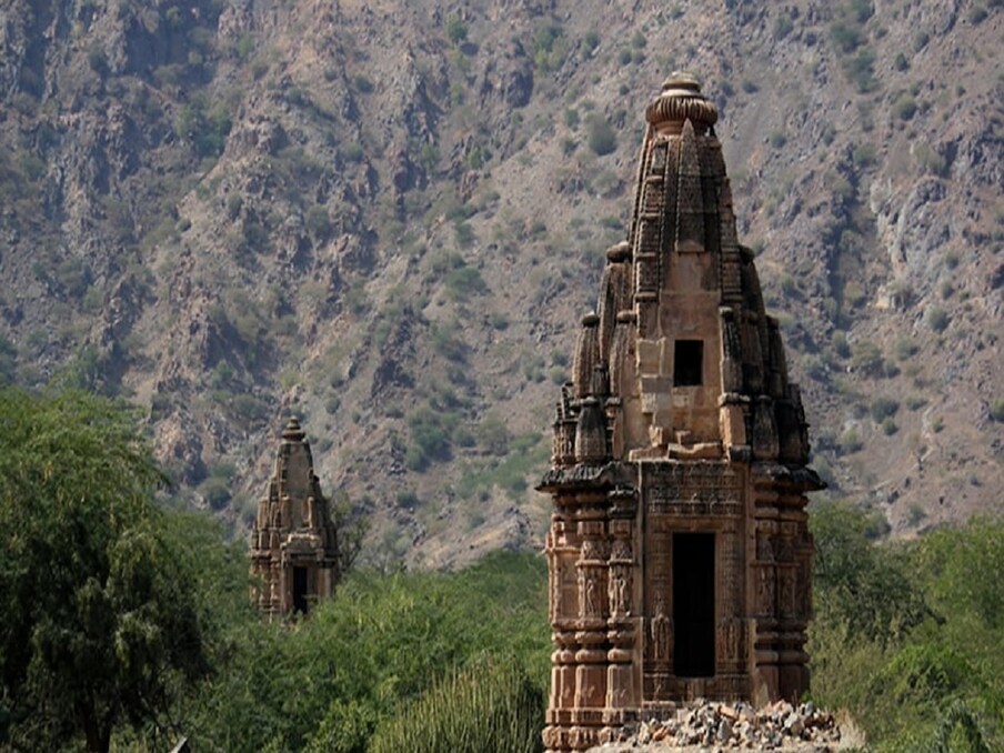 किराडू मंदिर हे राजस्थानचे खजुराहो म्हणूनही ओळखले जाते. हे मंदिर विविध रहस्यांनी भरलेले आहे. याला चमत्कार म्हणा किंवा अंधश्रद्धा या मंदिरात सूर्यास्तानंतर कोणीही थांबत नाही. मावळत्या सूर्याबरोबर लोकही लगेच येथून निघायला लागतात. त्यामागे एक रंजक प्राचीन कथा आहे. (न्यूज १८/फाइल फोटो)