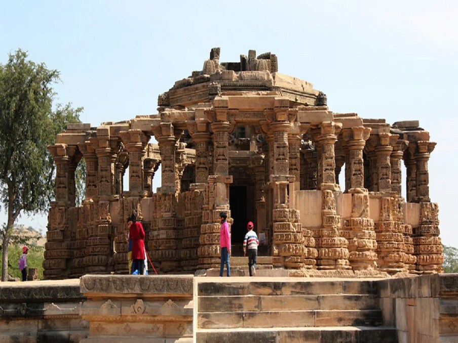 सिद्ध साधू परत आल्यावर त्यांना घटनेची माहिती देण्यात आली. यामुळे साधू संतप्त झाले आणि त्यांनी गावकऱ्यांना शाप दिला. सूर्यास्त होताच सर्व गावकऱ्यांचा दगड होईल, असे त्यांनी आपल्या शापात म्हटले होते. (बातमी 18/ फाइल फोटो)