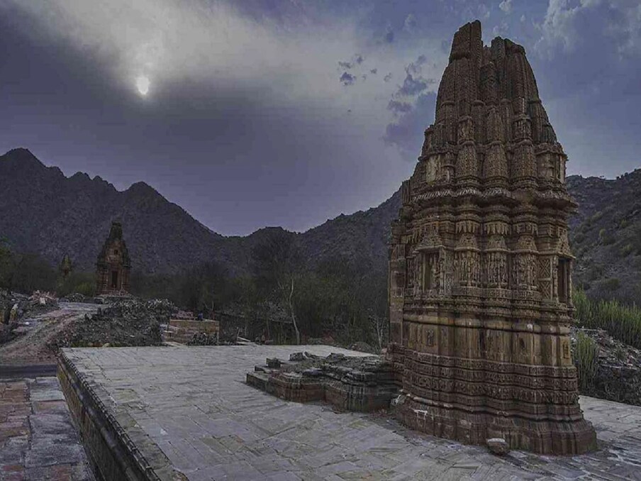 आता प्रश्न असा पडतो की लोक रात्री किराडू मंदिरात का थांबत नाहीत? प्रचलित मान्यतेनुसार, एक सिद्ध साधू आपल्या शिष्यांसह मंदिरात दर्शनासाठी आला होता. शिष्यांना मंदिरात सोडून ते दौऱ्यावर गेले. दरम्यान, मंदिरात थांबलेल्या एका शिष्याची प्रकृती खालावली. बाकीच्या शिष्यांनी शेजारी राहणाऱ्या गावकऱ्यांकडे मदत मागितली, पण कोणीही मदत केली नाही. (बातमी 18/ फाइल फोटो)