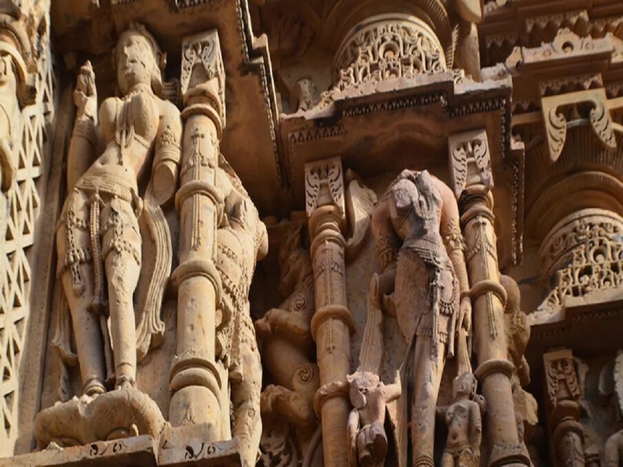 असे मानले जाते की शतकापूर्वी हे मंदिर 'किराट कूप' म्हणून ओळखले जात होते. या मंदिराचे 5 भाग आहेत, त्यापैकी फक्त शिव मंदिर आणि विष्णू मंदिर योग्य स्थितीत आहे. उर्वरित मंदिरे देखभालीअभावी भग्नावस्थेत बदलली आहेत. हे मंदिर कोणत्या राजवटीत बांधले गेले हे स्पष्ट नसले तरी हे प्राचीन मंदिर गुप्त वंश, संगम राजवट किंवा गुर्जर-प्रतिहार राजवटीत बांधले गेले असावे असे मानले जाते. (बातमी 18/ फाइल फोटो)