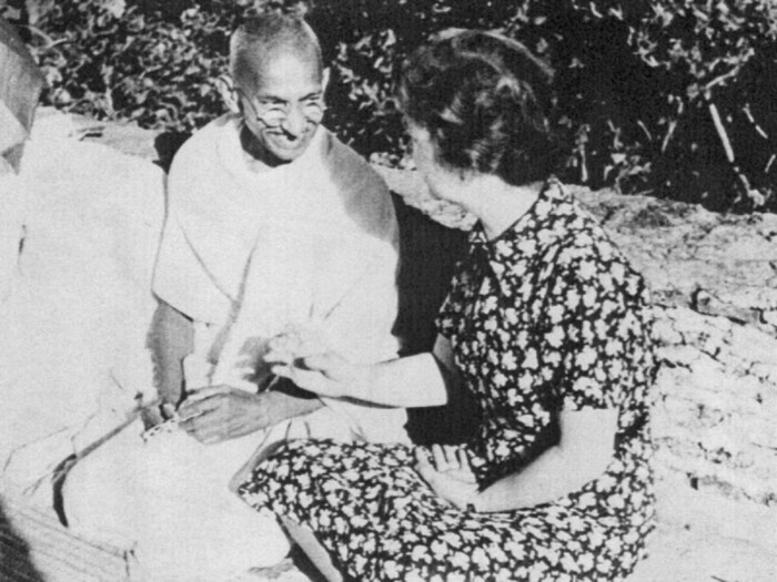 गांधी अतिशय शांत आणि संयमित शब्दात आपला युक्तिवाद मांडत होते. सेंगर जरा विचलित झाल्या. त्यांना असे वाटले की त्यांचं म्हणणं गांधीपर्यंत पोहचत नाहीय. गांधींचे जन्म नियंत्रणाबद्दलचे विचार त्यांच्या स्वतःच्या जीवनातील अनुभवांवर आधारित होते. सेंगर यांनीही शुद्ध नैसर्गिक उपाय सुचवले. वर्ध्यात लिंबाची झाडेही होती आणि तिथे कापसाचे उत्पादनही भरपूर होते. दोन्ही पूर्णपणे नैसर्गिक होते. लिंबाच्या रसात बुडवलेला कापूस हा एक सोपा गर्भनिरोधक होता. या पद्धतीवरही गांधीजींचा तीव्र आक्षेप होता. त्यांच्या मते, कापसाची लिंट देखील नैसर्गिक प्रक्रियेत एक अनैसर्गिक अडथळा होता. (मार्गारेट ब्लॉग)