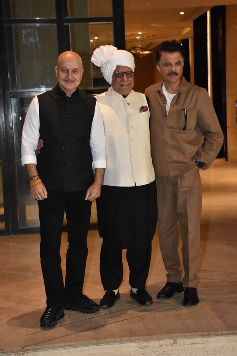 अभिनेते अनुपम खेर आणि अनिल कपूर देखील सुभाष घईंना शुभेच्छा देण्यासाठी पार्टीला आले होते. (फोटो साभार: Viral Bhayani)