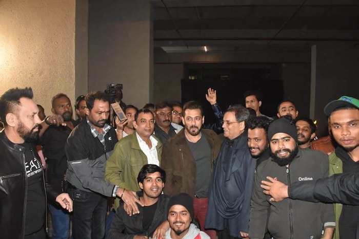 सलमान खान आणि सुभाष घईंनी पापाराझींबरोबर फोटो क्लिक केला. यावेळी सलमान खानचा बॉडीगार्ड शेरा पूर्ण वेळ त्याच्यामागे होता. (फोटो साभार: Viral Bhayani)