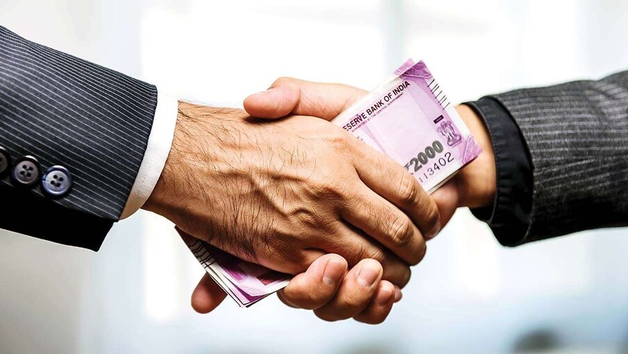 अनेक बँका आणि वित्तीय संस्था पगारदार व्यक्तीला त्याच्या पगाराच्या आधारे आगाऊ कर्ज देतात. हे कर्ज तुमच्या पगाराच्या 3 पट असू शकते. ते १५ महिन्यांत पुन्हा भरावं लागतं. व्याजदर खूप जास्त आहे. याला पे-डे लोन असेही म्हणतात. पे-डे लोन घेण्यापूर्वी काही गोष्टी लक्षात ठेवाव्यात जेणेकरून आपण पुढे कोणत्याही अडचणीत सापडणार नाही.
