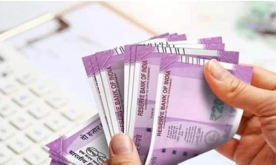 आपल्याकडे दुसरा पर्याय नसेल तरच पे-डे लोन घेण्याचा सल्ला तज्ज्ञांकडून दिला जातो. त्यामागे अनेक कारणे आहेत, ज्याबद्दल आज आम्ही तुम्हाला सविस्तर सांगणार आहोत.  तुम्हाला अनेकदा जास्त व्याजदर, तुमच्या मासिक बजेटवर होणारा परिणाम आणि कर्जात अडकणे अशा समस्यांना सामोरे जावे लागते.