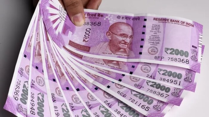 हा एक प्रकारचा पर्सनल लोन आहे. त्याचं व्याजदर इतर कोणत्याही वैयक्तिक कर्जापेक्षा खूप जास्त आहे.  तुम्हाला १४ ते १८ टक्के व्याजदराने पर्सनल लोन मिळेल, तर पे-डे लोन २४ ते ३० टक्के व्याजदराने मिळेल. म्हणजेच तुम्हाला दरमहा 1.30 ते 3.30% व्याजासह ईएमआय भरावं लागेल.