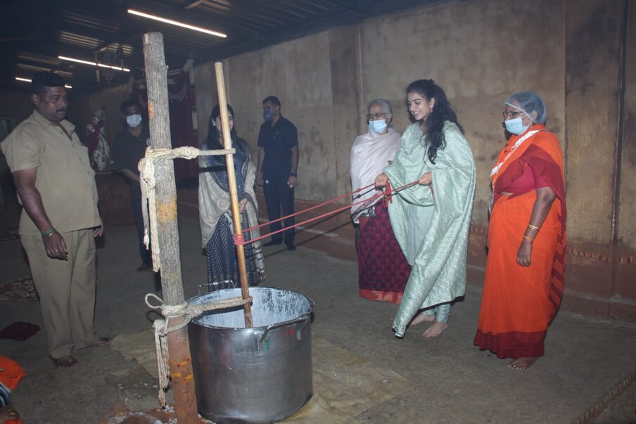  अंबानी कुटुंब राधिकाला आपली सून नव्हे तर मुलगी समजतं. या सर्वांचं बॉन्डिंग फारच छान आहे. 