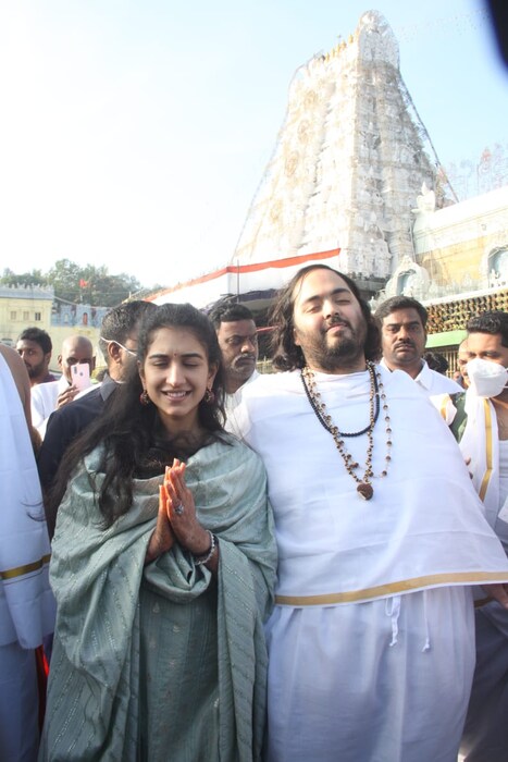  व्यंकटेश्वर मंदिरातील काही फोटो सोशल मीडियावर व्हायरल झाले होते. ज्यामध्ये हे नवं जोडपं प्रार्थना करताना दिसून आलं होतं. 