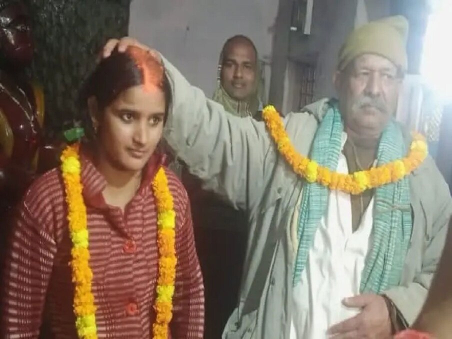 उत्तर प्रदेशमध्ये झालेला एक विवाह सध्या खूप चर्चेत आहे. सोशल मीडियावरील बातम्यांनुसार एका 70 वर्षीय व्यक्तीने आपल्या 28 वर्षीय सुनेशी मंदिरात लग्न केले. आता या दोघांचे फोटो सोशल मीडियावर चांगलेच व्हायरल होत आहेत. (सामाजिक माध्यमे)