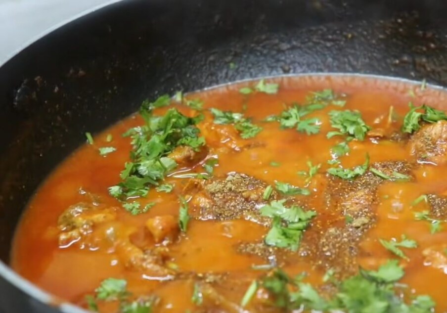 तारापीठ, पश्चिम बंगाल: बीरभूममधील तारापीठ मंदिर देवी दुर्गेला समर्पित आहे. या मंदिरात भाविक मांस अर्पण करतात. त्या पदार्थांना दारूसह देवतेला नैवेद्य दाखवला जातो. त्यानंतर ते भाविकांना वाटण्यात येते.(प्रतिकात्मक चित्र)