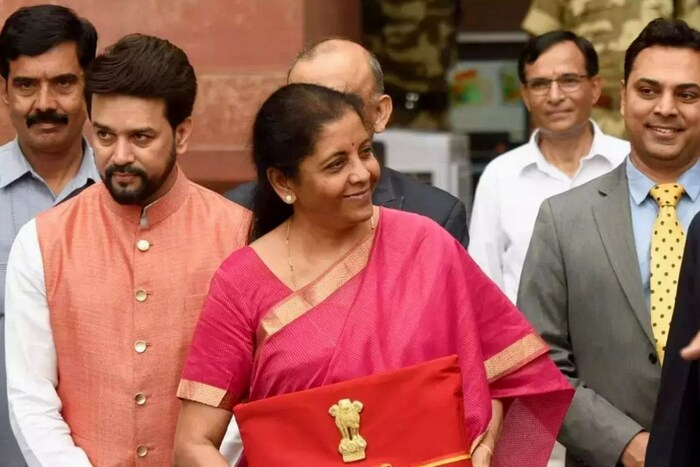 नीर्मला सीतारमण यांनी फायनान्स मिनिस्टर झाल्यानंतर 2019 साली पहिल्याच बजेटला गुलाबी रंगाची आणि सोनेरी बॉर्डरची साडी नेसली होती. या साडीला (Mangalgiri saree) मंगलागिरी साडी असं म्हणतात. 