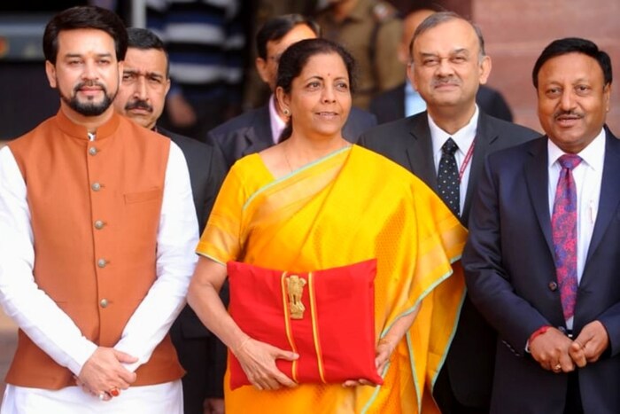 2020 च्या बजेटला निर्मला सीतारमण यांनी नेसलेली पिवळ्या-सोनेरी रंगाची सिल्क साडी देखील खूपच चर्चेत होती. या साडीला आकाशी रंगाची हलकी बॉर्डर आहे.