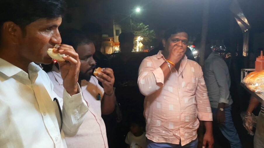 कोल्हापूर, 28 जानेवारी : मुंबईचा वडापाव आता राज्यभर फेमस झालाय. कोणत्याही भागात वडापावचे स्टॉल आपल्याला हमखास दिसतात. तो खाण्यासाठी मोठी गर्दीही होत असते. 