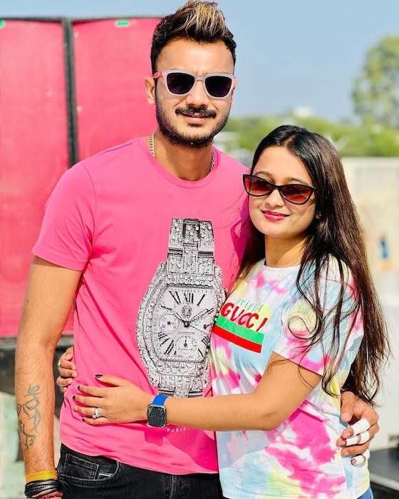 अक्षर आणि मेहा यांचा मेहंदीचा कार्यक्रम २५ जानेवारी रोजी पार पडला. गुजराती रीति रिवाजानुसार वडोदरा इथं त्यांचे लग्न होणार आहे.